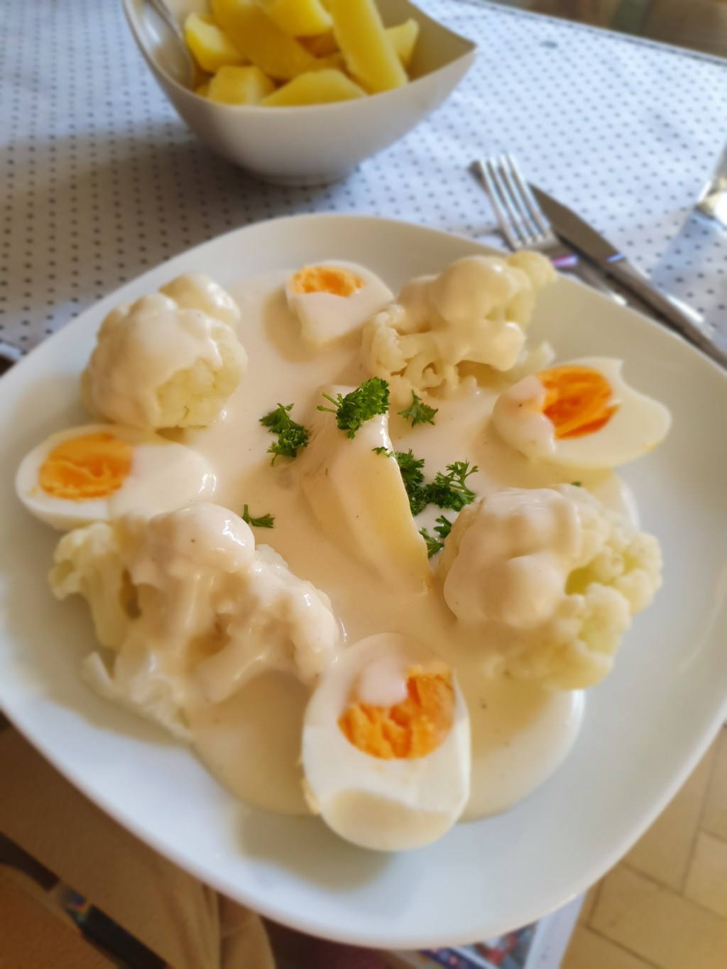 Eier mit Gemüse und heller Soße – da fehlt nichts mehr zum&nbsp;Glück