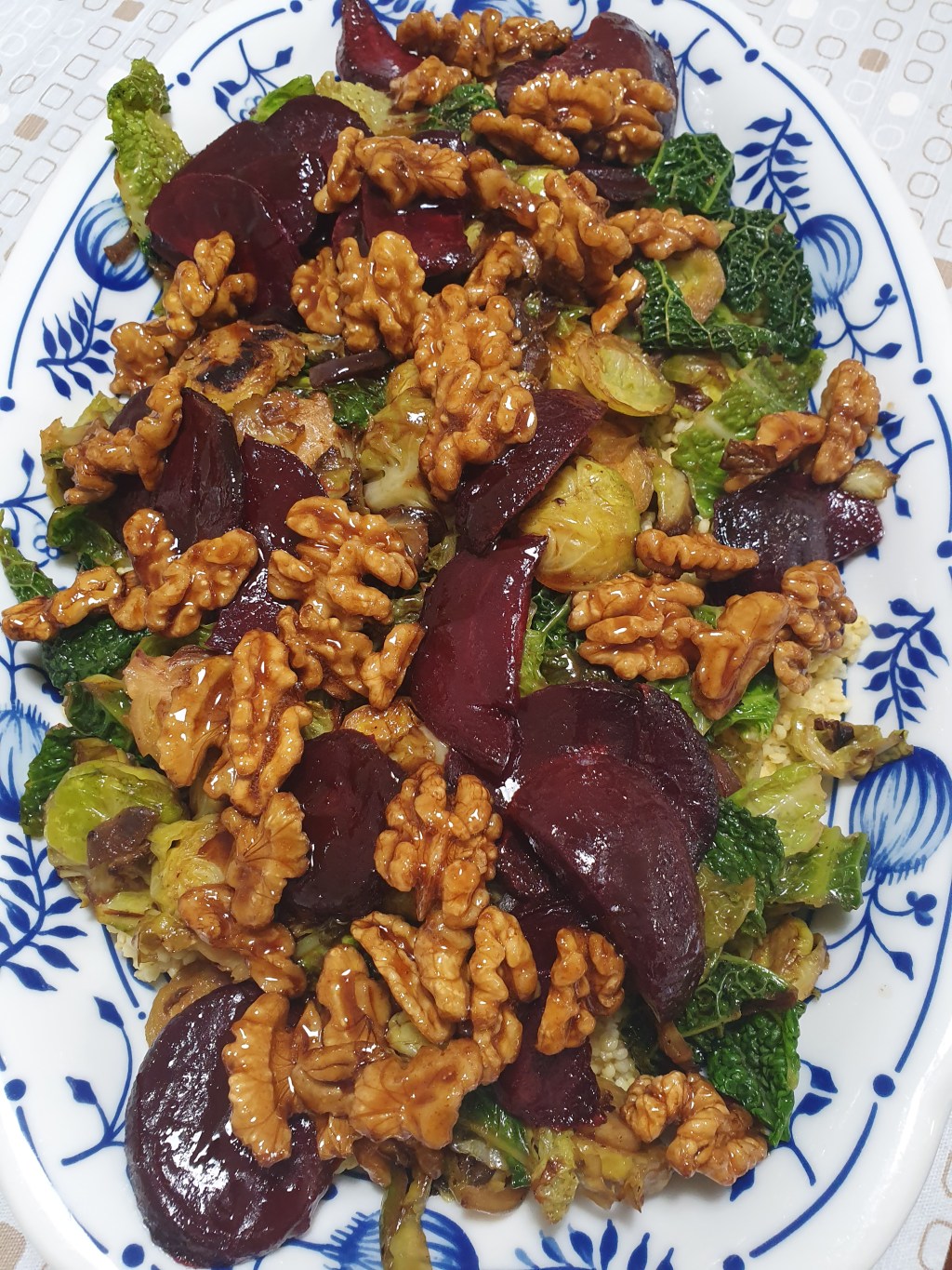 QUINOA MIT WIRSING, ROTE BEETE, WALNÜSSEN UND FETA – EIN SCHÖNES, GESUNDES UND KÖSTLICHES&nbsp;ABENDESSEN