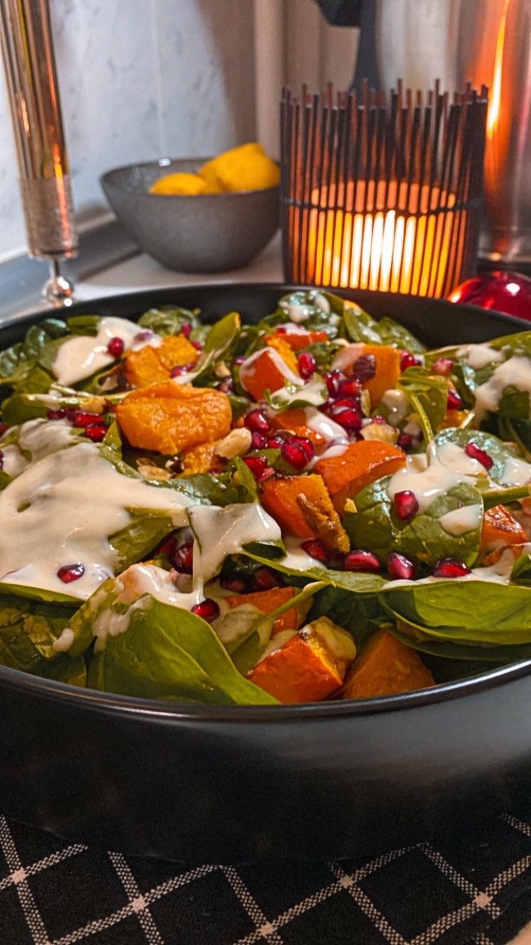 Kürbissalat mit Spinat und Granatapfelkernen