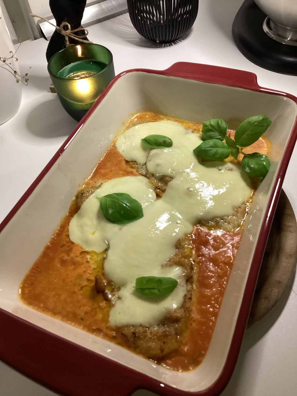 Überbackenes Schnitzel mit&nbsp;Tomatensoße