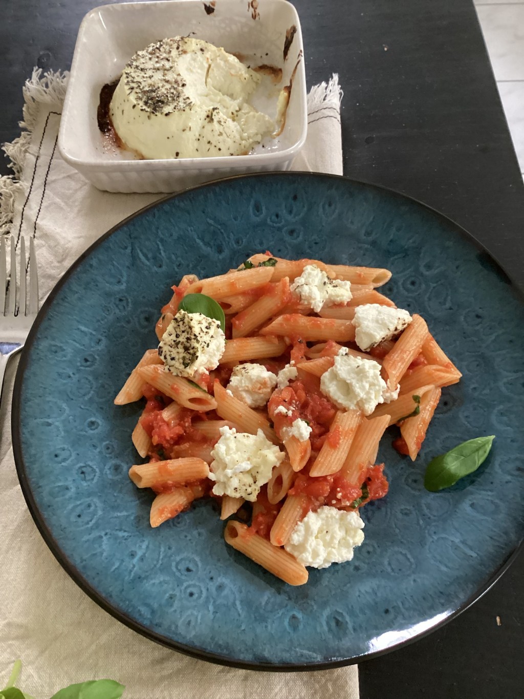 Pasta mit Tomatensoße und gebackenem&nbsp;Ricotta