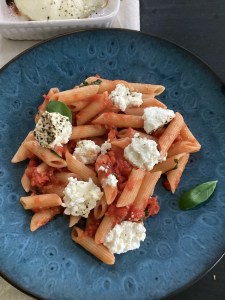 Pasta mit Tomatensoße und
gebackenem Ricotta