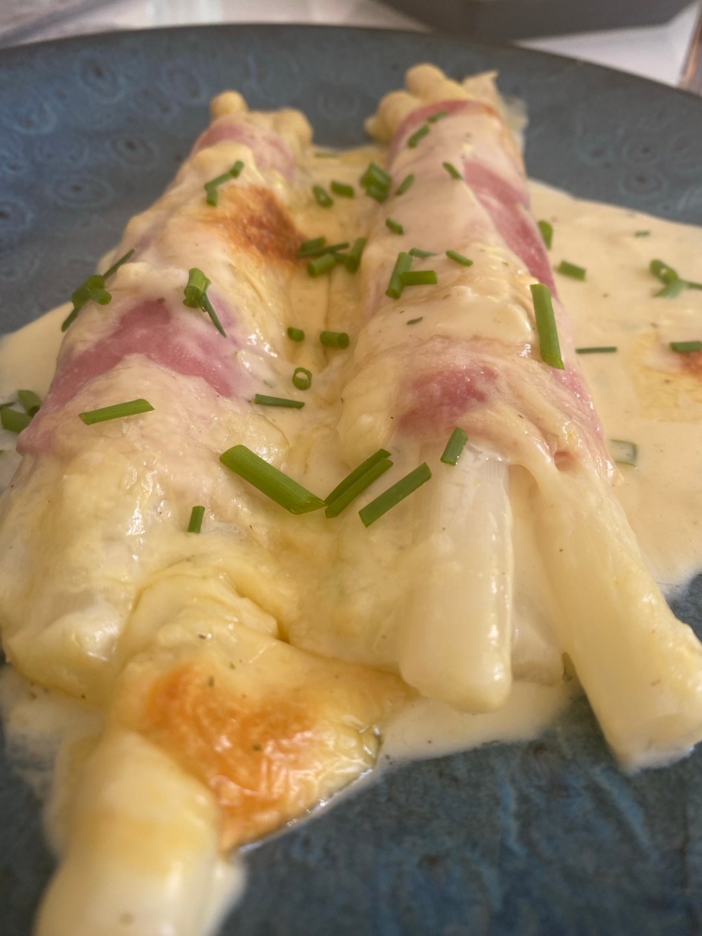 Überbackene Spargelröllchen