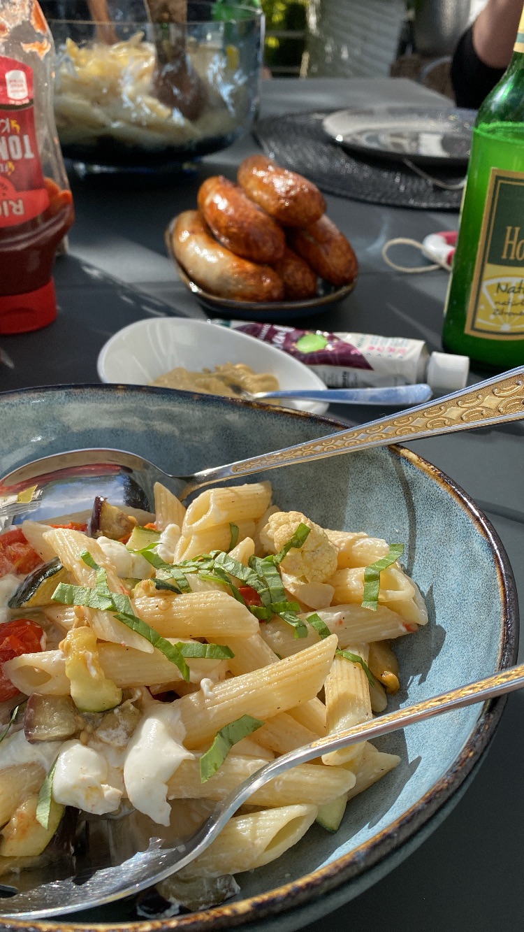 Warmer Pastasalat mit Aubergine und&nbsp;Burrata