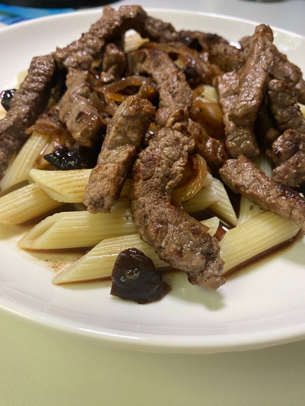 Pasta mit Rinderfiletstreifen in Pflaumen-Rotwein-Soße