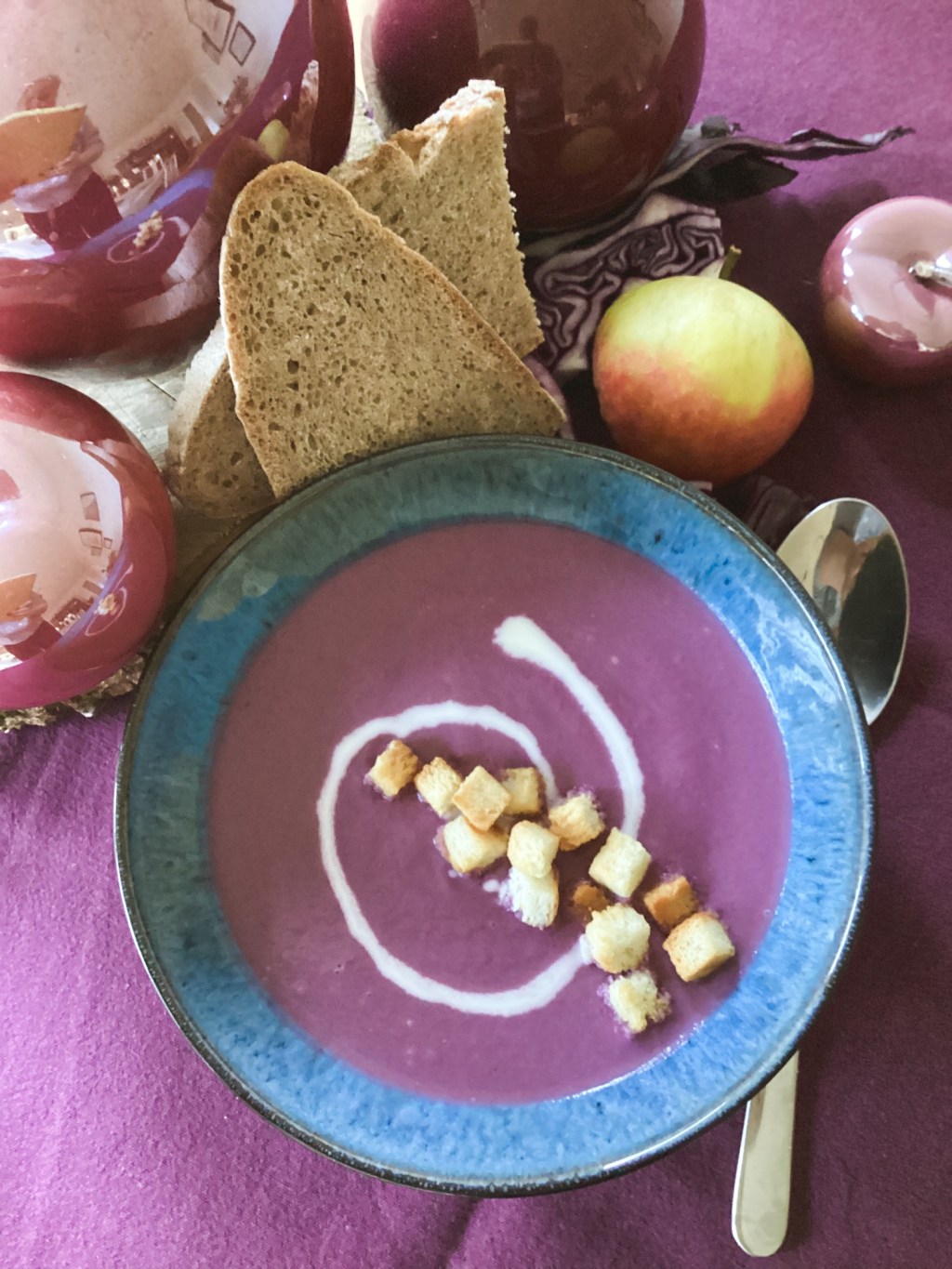 Rotkohlsuppe mit Apfel