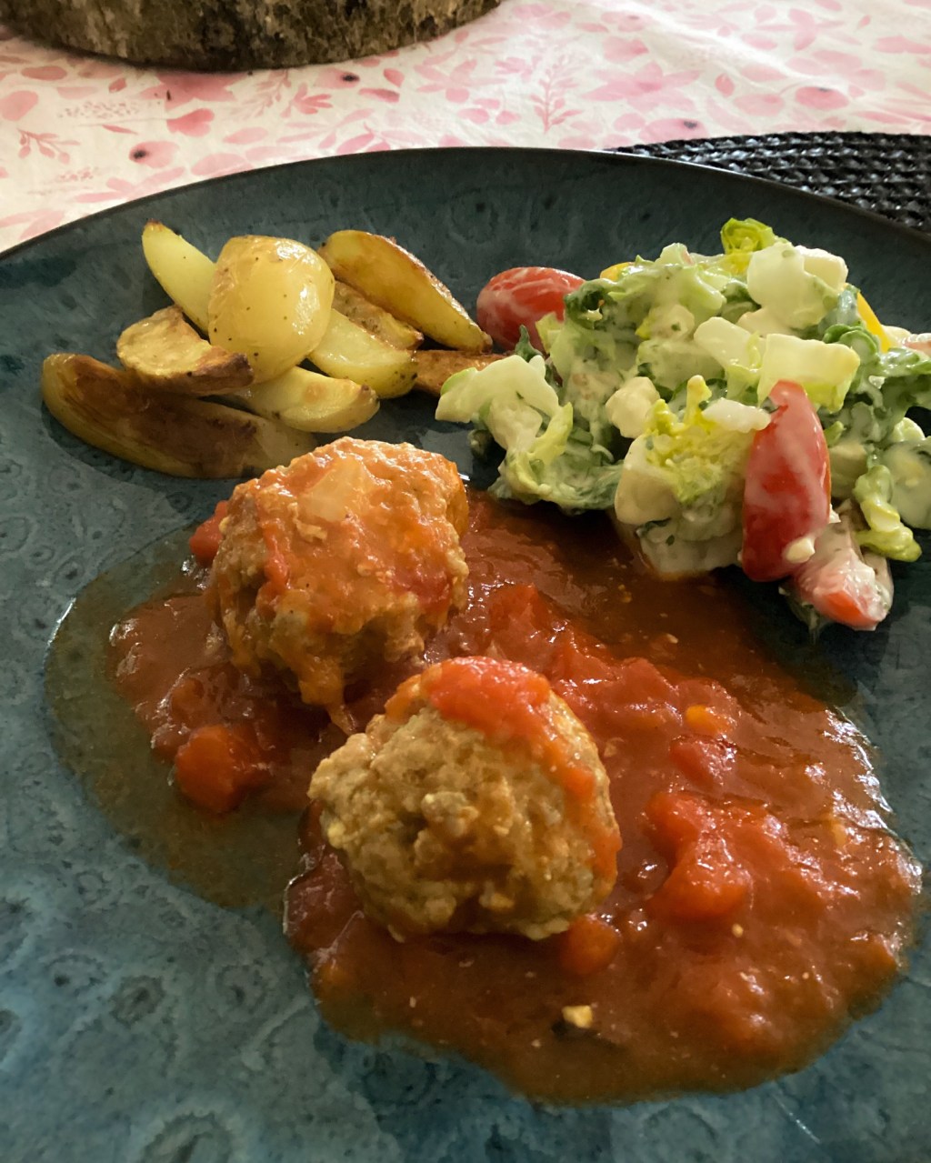 Bifteki! Griechische Hackbällchen mit mit Tomatensoße, Kartoffelecken und&nbsp;Salat