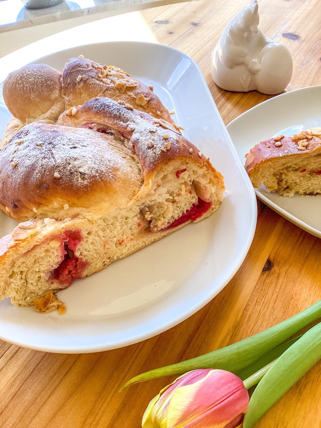 Hefezopf mit Himbeeren