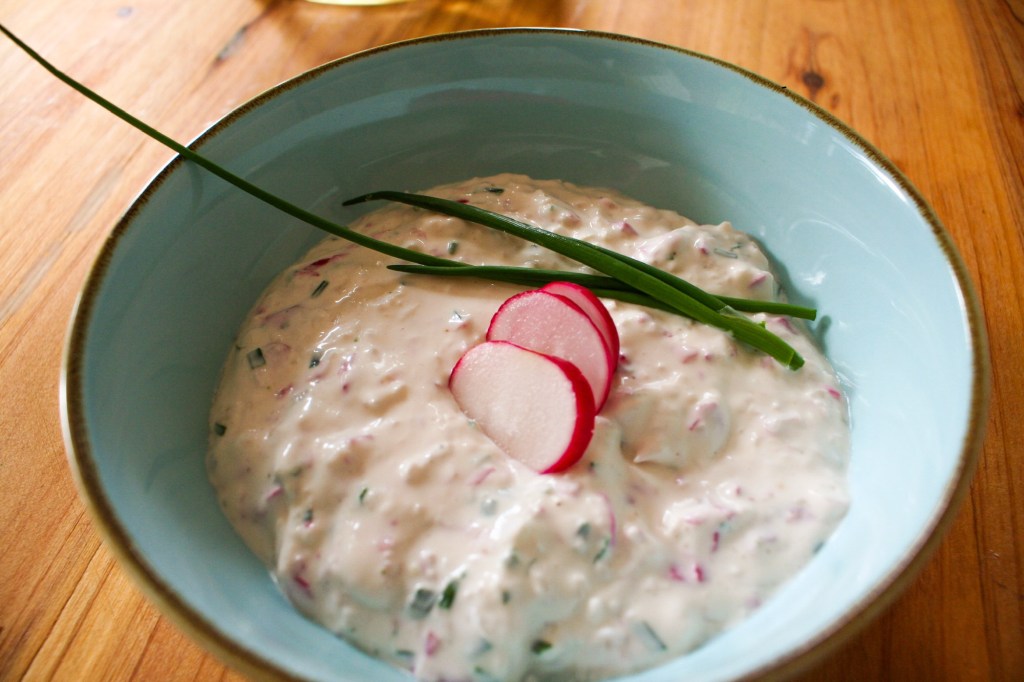 Frühlingshafter Radieschendip