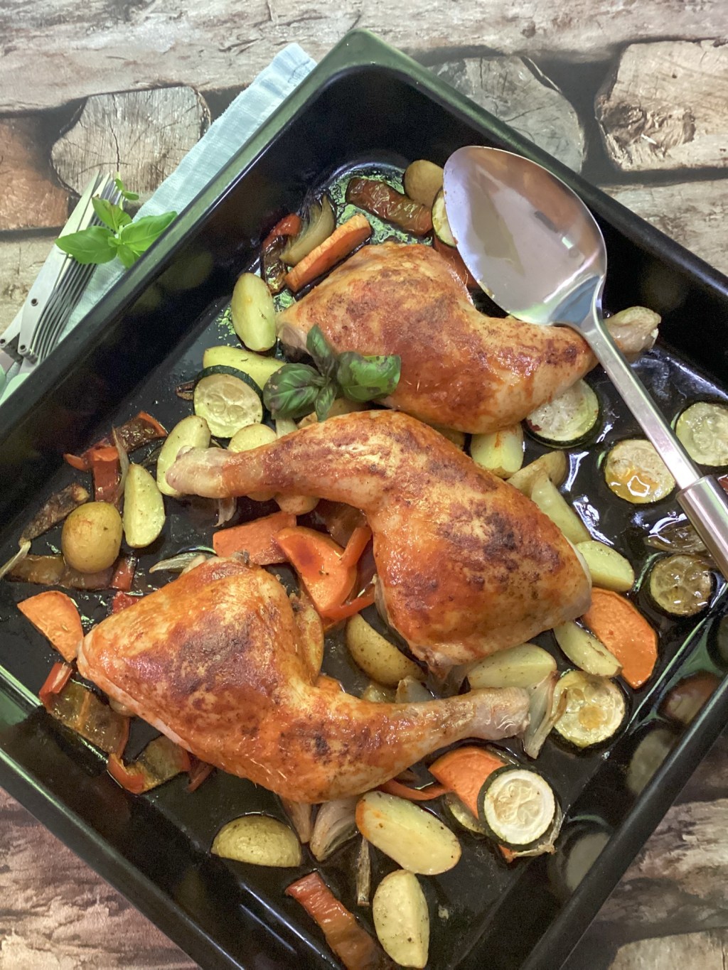 Honigglasierte Hähnchenkeulen auf&nbsp;Ofengemüse