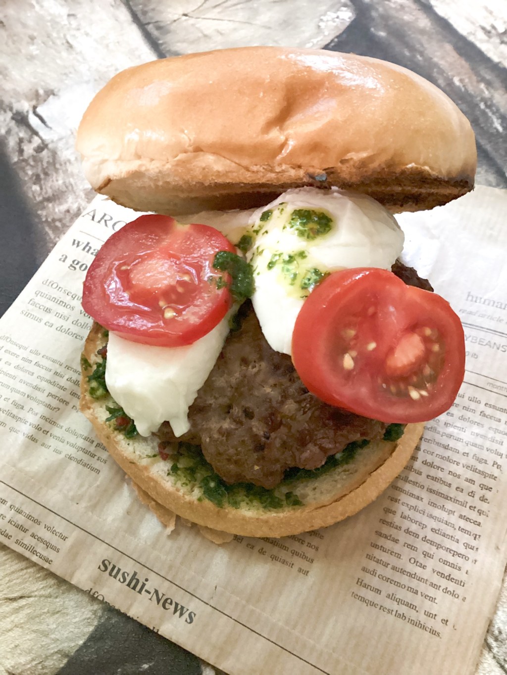 Burger mit Chimichurri, Mozzarella und&nbsp;Tomate