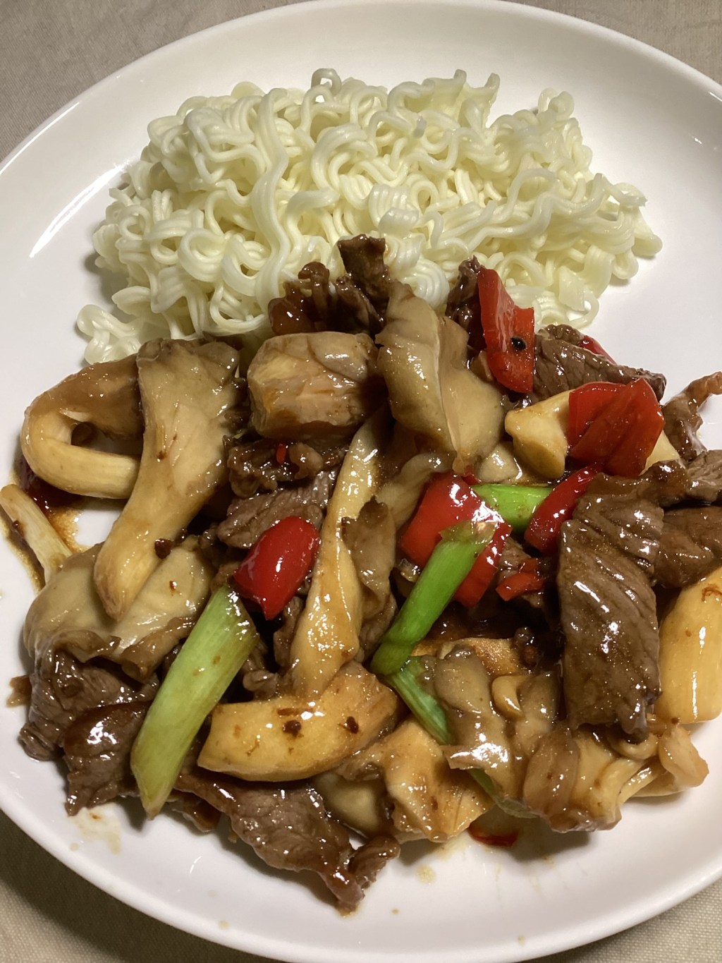 🍜&nbsp;Aromatische Rindfleisch-Pilz-Pfanne mit Nudeln – Schnell, Herzhaft & Perfekt für den&nbsp;Alltag