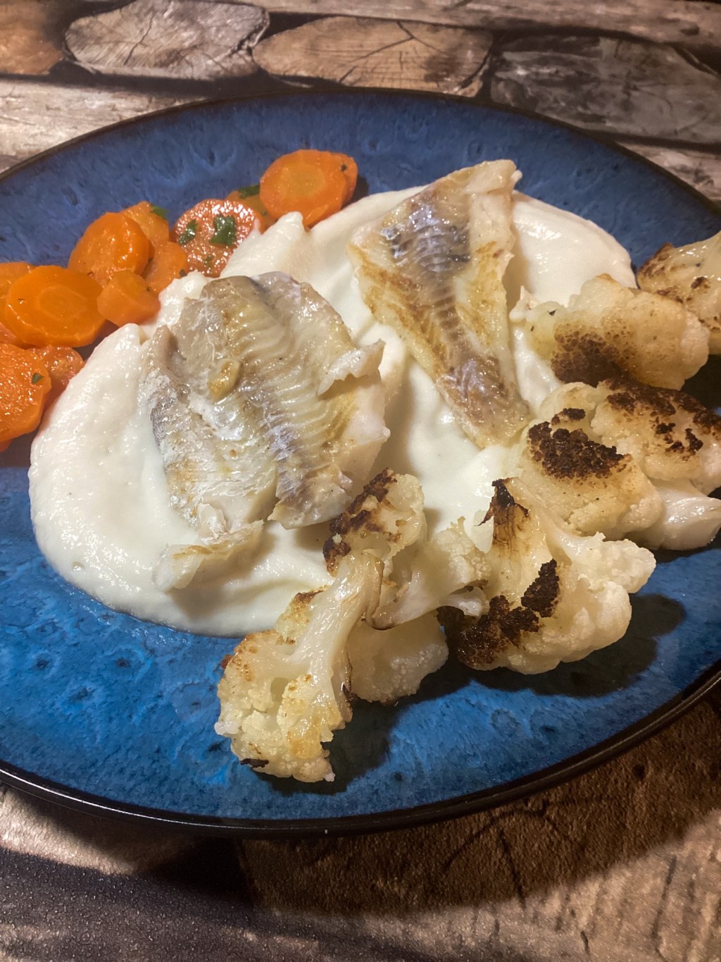 Zander mit Dreierlei vom Blumenkohl und karamellisierten Möhren
