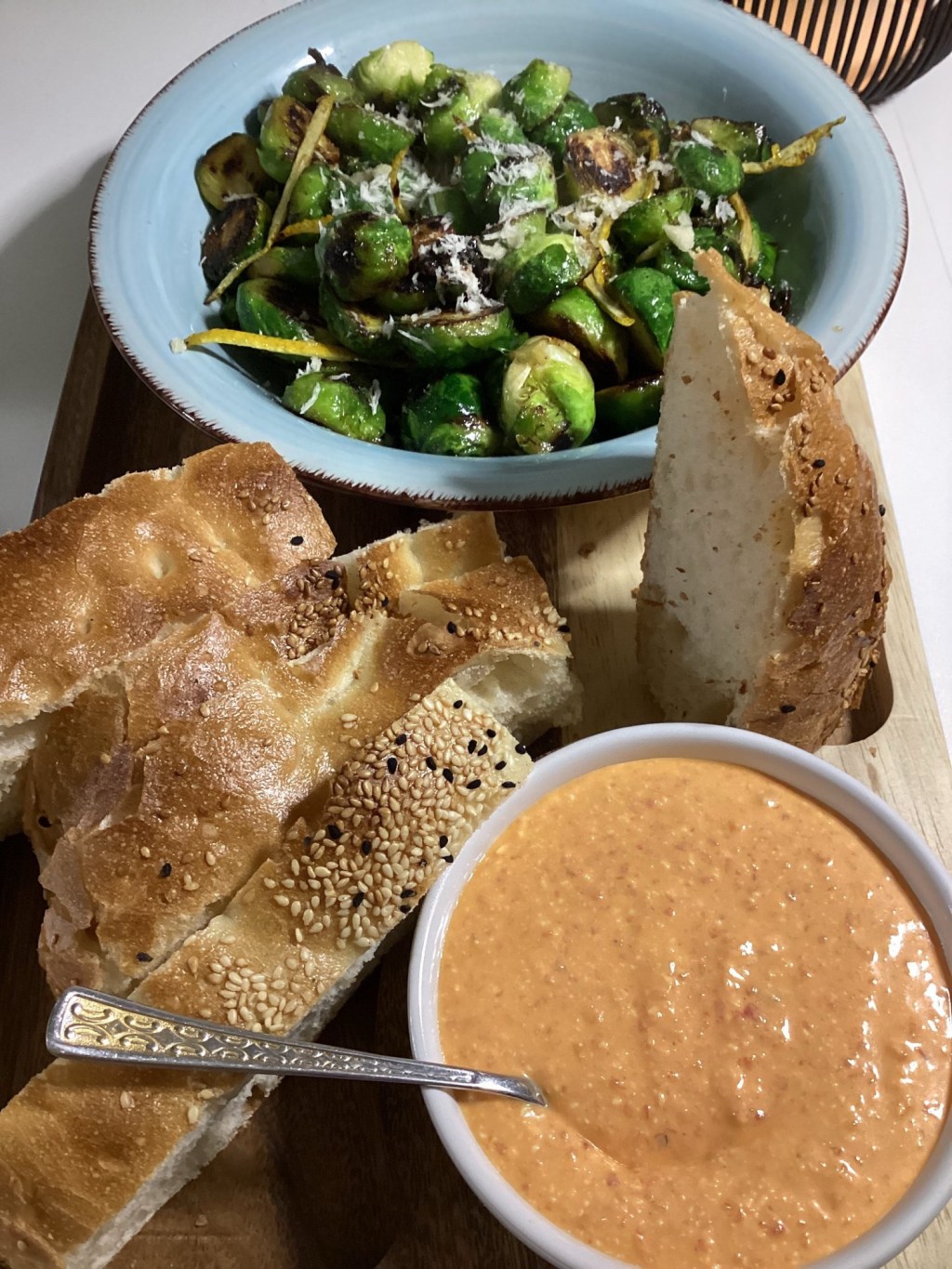 Gerösteter Rosenkohl mit cremigem Fetadip – einfach, ehrlich, richtig&nbsp;gut