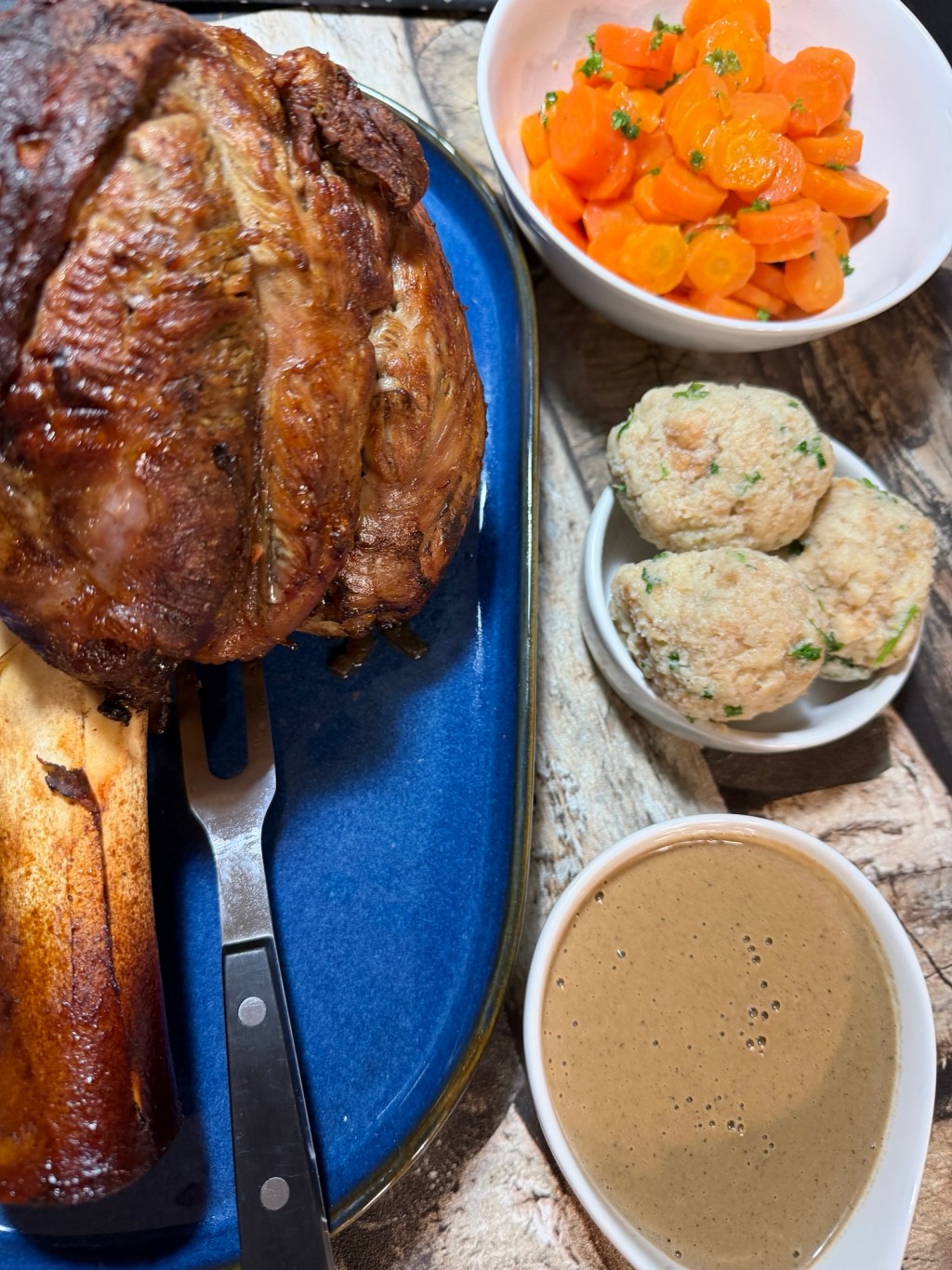 Rahmhaxe mit Speckknödeln – Ein herzhaftes Ofengericht für&nbsp;Genießer