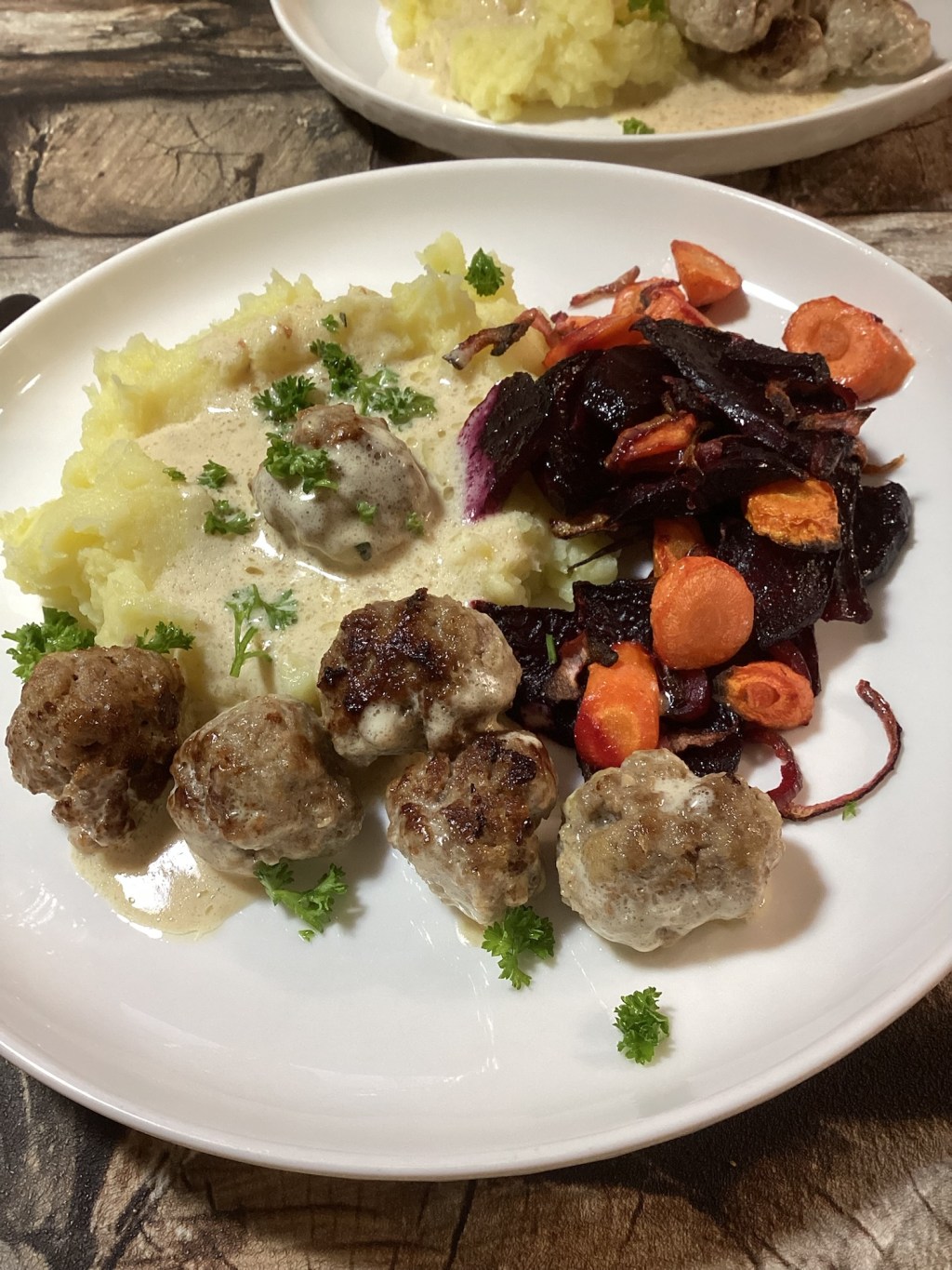 Hackfleischbällchen in Sauce mit Püree, Ofengemüse und&nbsp;Röstzwiebeln