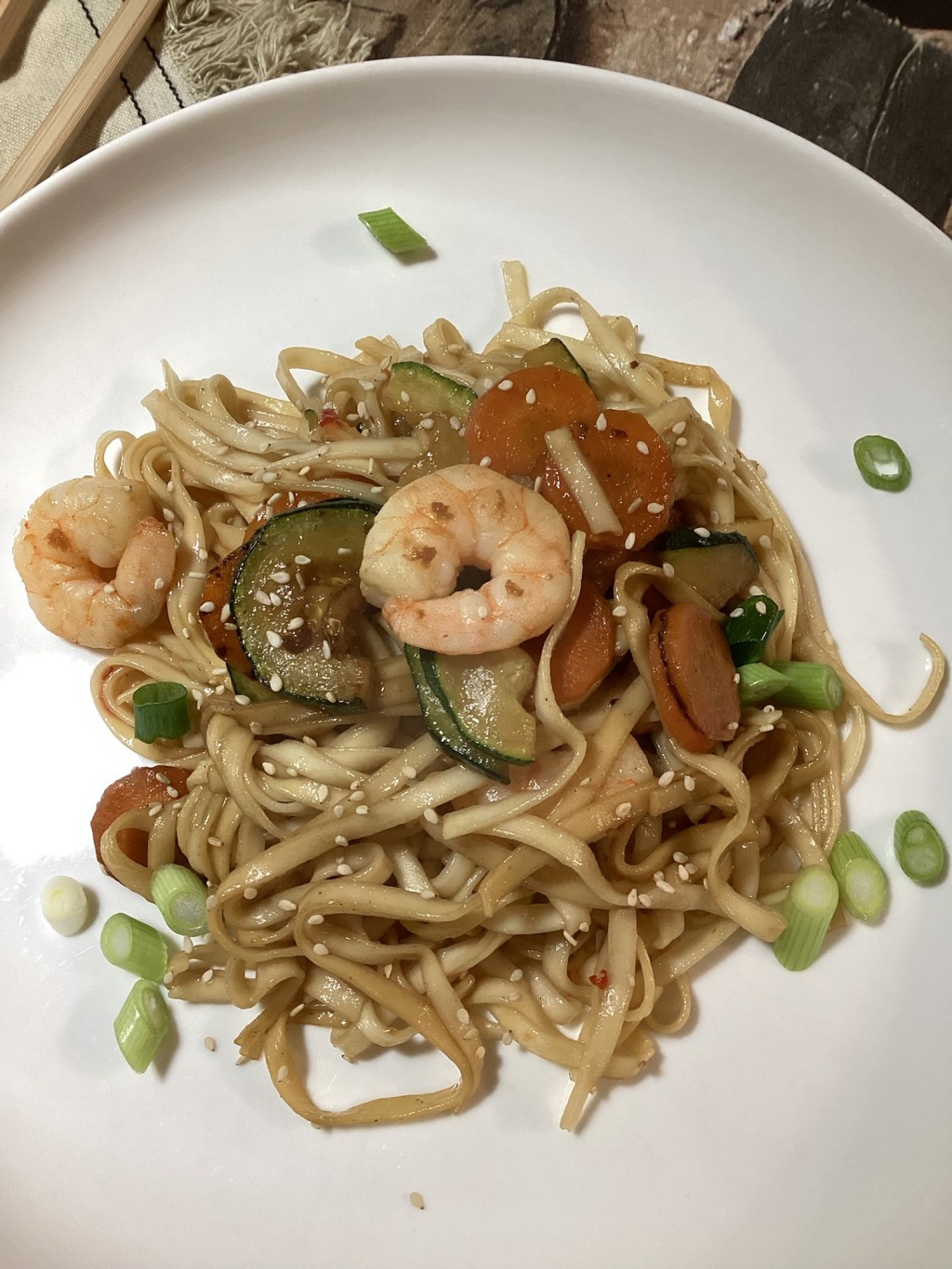 Koreanische Udon-Nudelpfanne mit Garnelen – Schnell, würzig und unglaublich lecker&nbsp;🍜🦐