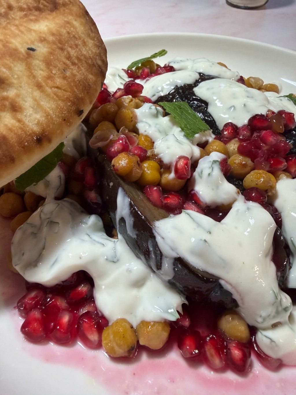 Aubergine trifft Kichererbse – Orientalische Aromen treffen cremige&nbsp;Frische